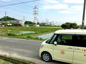 ひなた赤い羽共同募金号と田んぼ