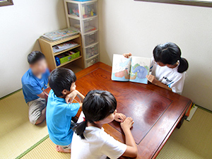 青少年等ボランティア福祉体験学習生による読み聞かせ