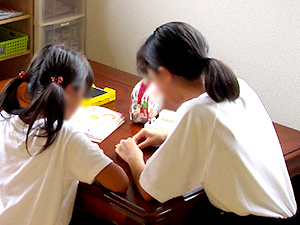 青少年等ボランティア福祉体験学習生と室内での様子