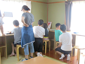 青少年等ボランティア福祉体験学習生と学習支援の様子