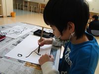 お手本を見てイノシシを描いています